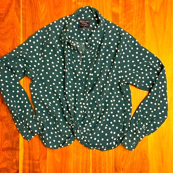 Abercrombie Twist Front Cropped Button Blouse - Picture 1 of 3